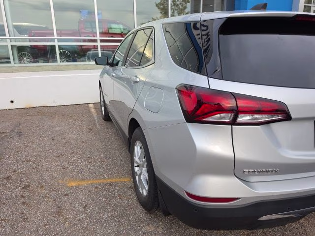 2022 Silver Ice Metallic Chevrolet Equinox LT AWD SUV