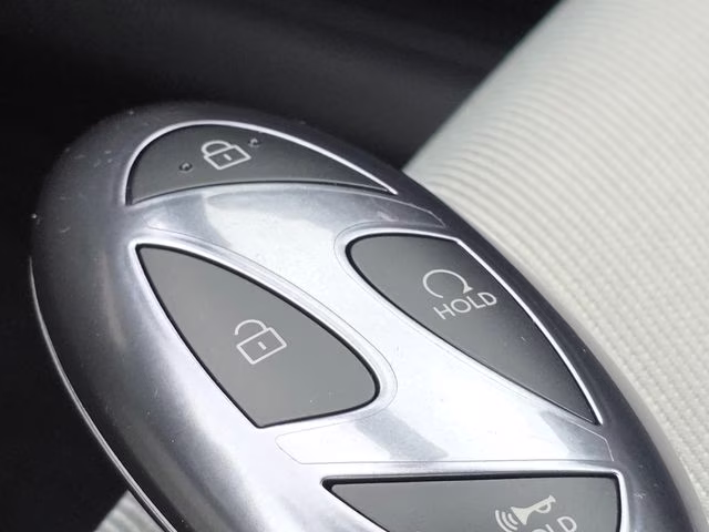 2026 Shimmering Silver Hyundai Tucson SE AWD SUV
