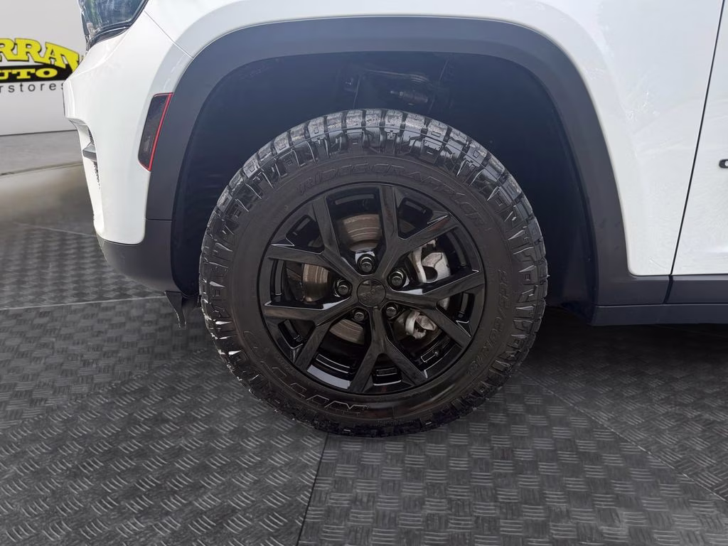 2025 Bright White Clearcoat Jeep Grand Cherokee Altitude X RWD SUV