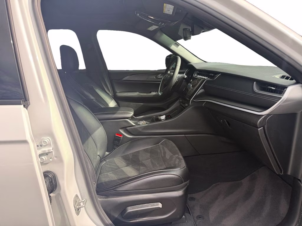 2025 Bright White Clearcoat Jeep Grand Cherokee Altitude X RWD SUV