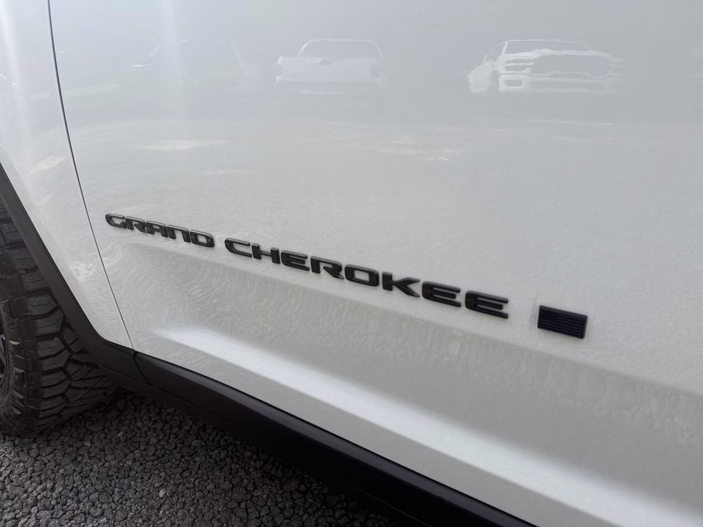 2025 Bright White Clearcoat Jeep Grand Cherokee Altitude X RWD SUV