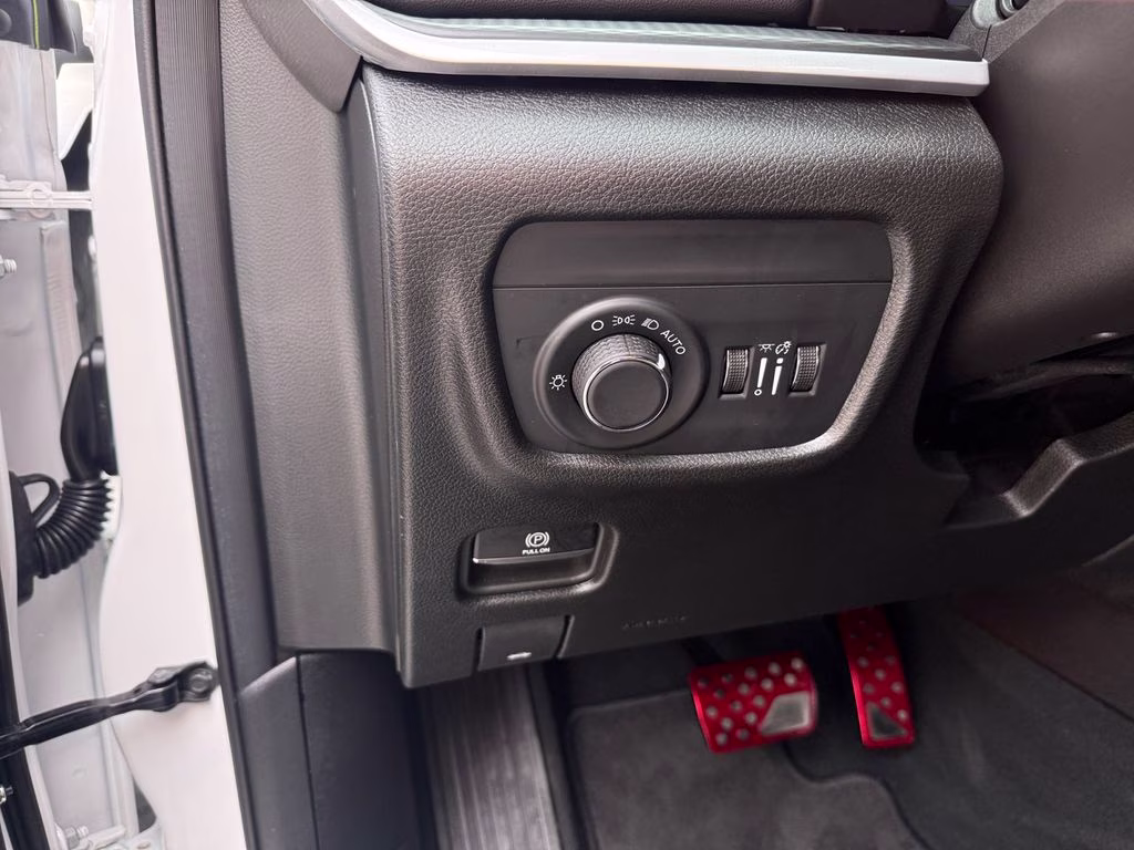 2025 Bright White Clearcoat Jeep Grand Cherokee Altitude X RWD SUV