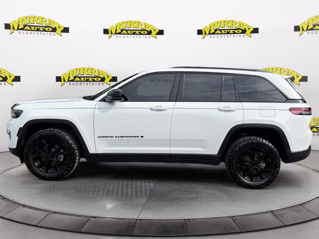2025 Bright White Clearcoat Jeep Grand Cherokee Altitude X RWD SUV