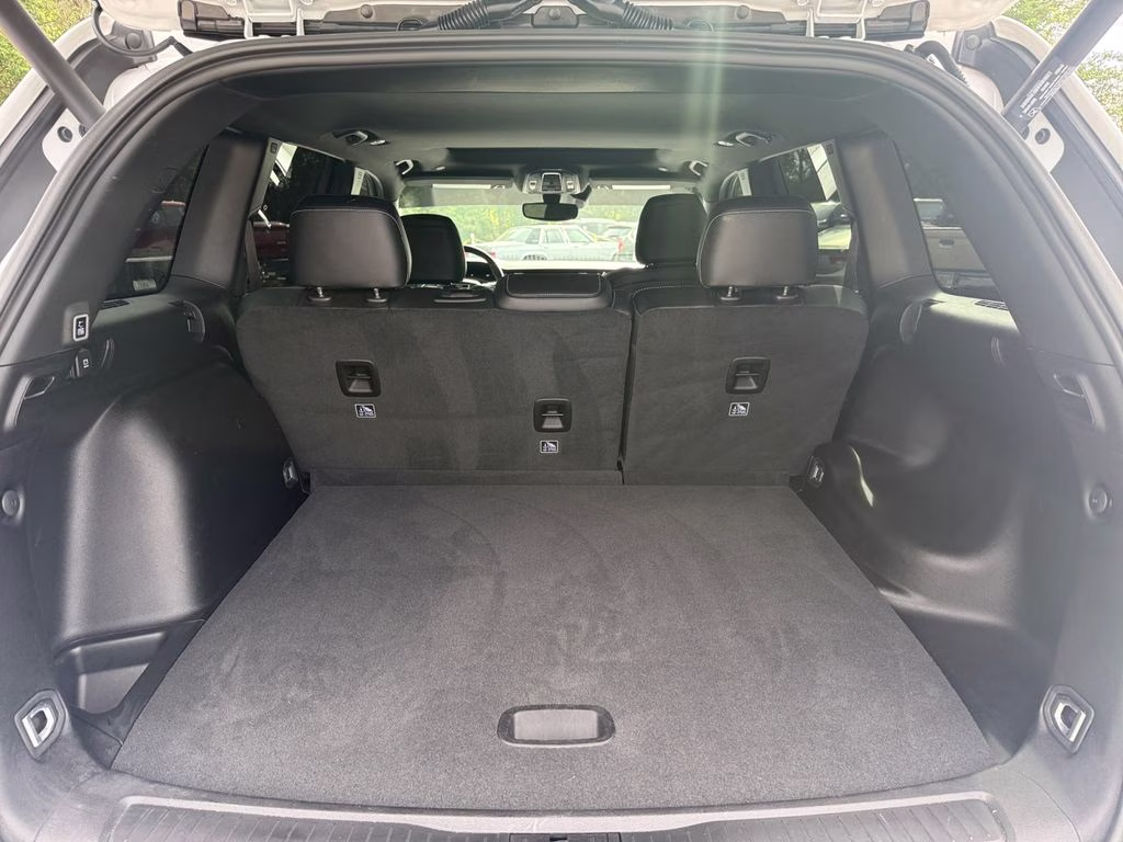 2025 Bright White Clearcoat Jeep Grand Cherokee Altitude X RWD SUV