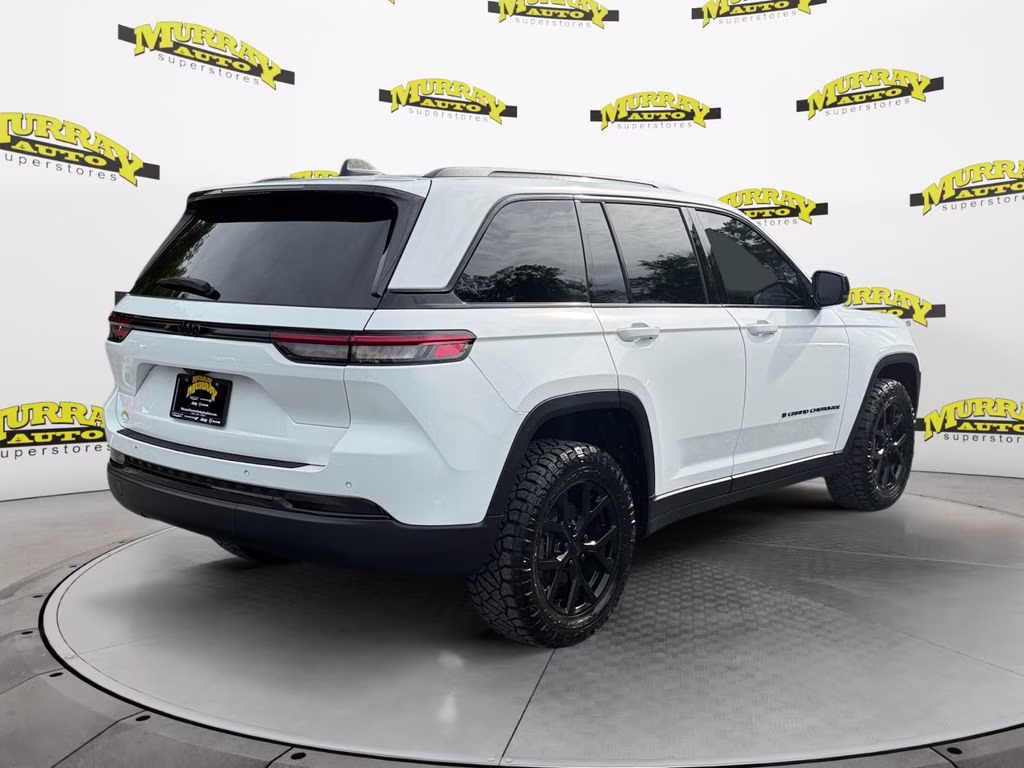 2025 Bright White Clearcoat Jeep Grand Cherokee Altitude X RWD SUV