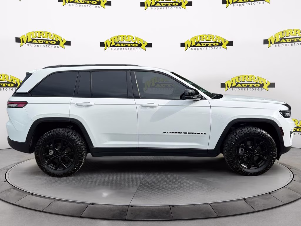 2025 Bright White Clearcoat Jeep Grand Cherokee Altitude X RWD SUV