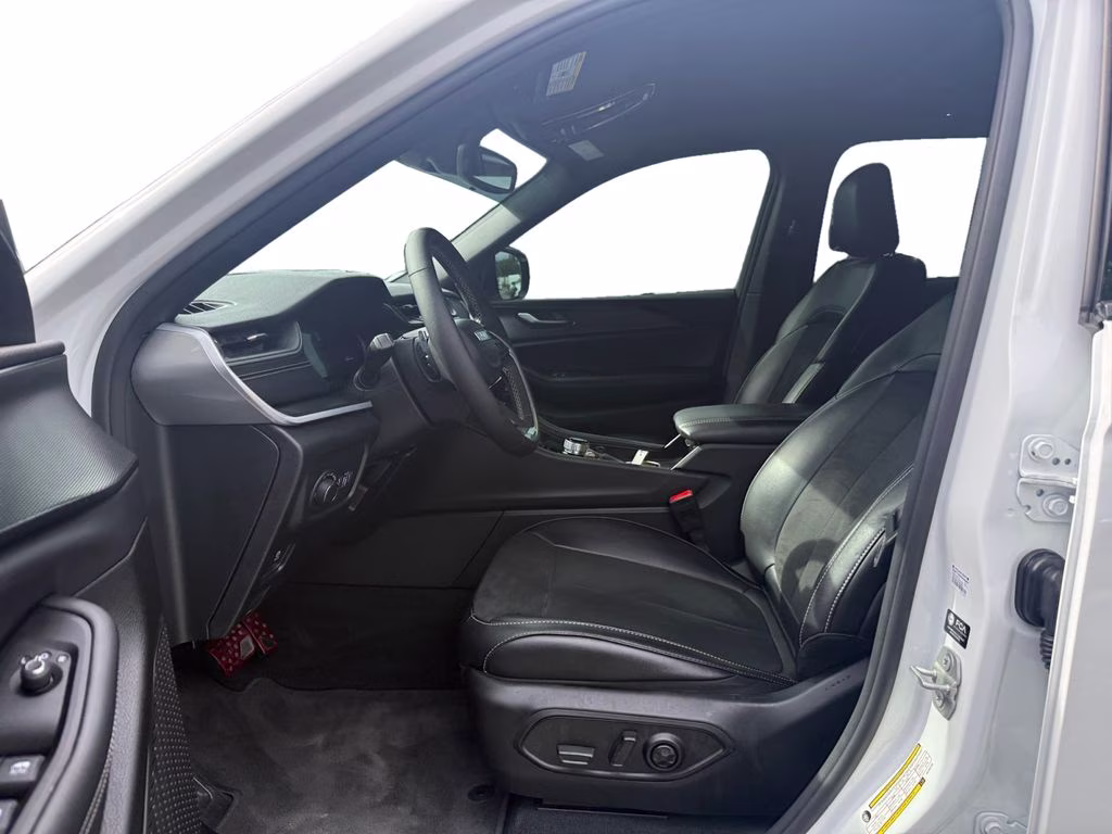 2025 Bright White Clearcoat Jeep Grand Cherokee Altitude X RWD SUV