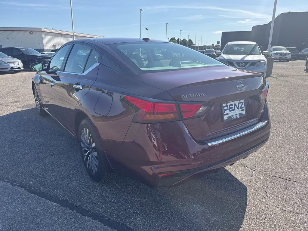 2023 Garnet Pearl Metallic Nissan Altima 2.5 SV AWD Sedan