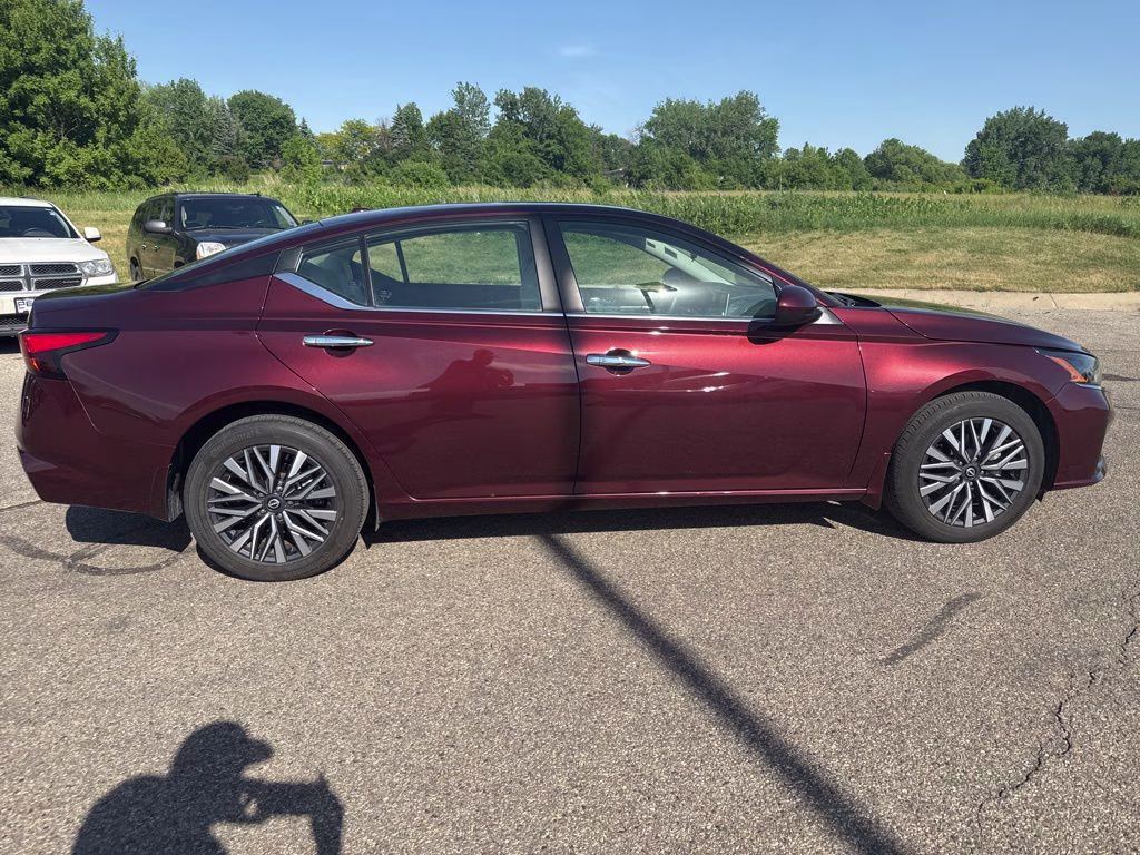 2023 Garnet Pearl Metallic Nissan Altima 2.5 SV AWD Sedan