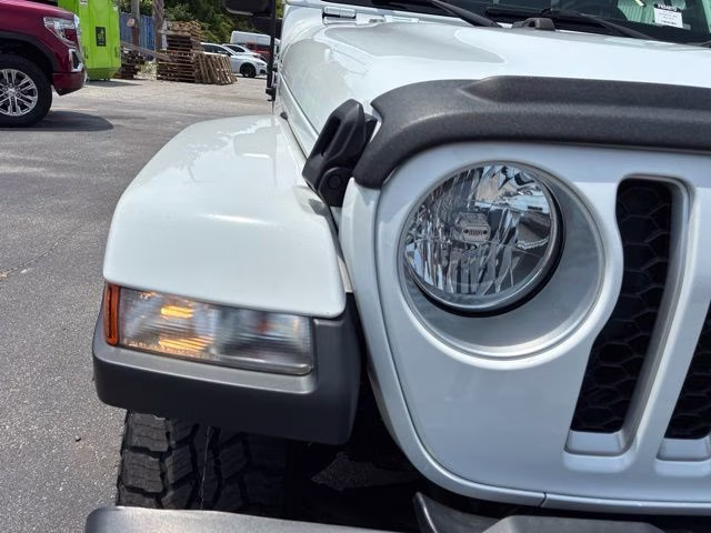 2021 Bright White Clearcoat Jeep Gladiator Overland 4X4 Truck