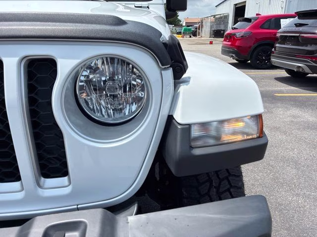 2021 Bright White Clearcoat Jeep Gladiator Overland 4X4 Truck