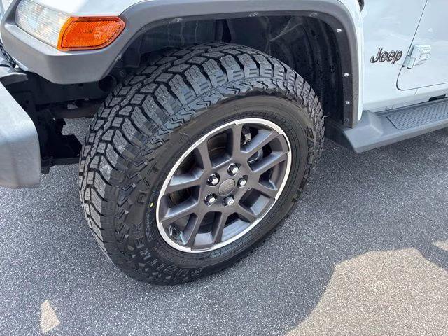 2021 Bright White Clearcoat Jeep Gladiator Overland 4X4 Truck