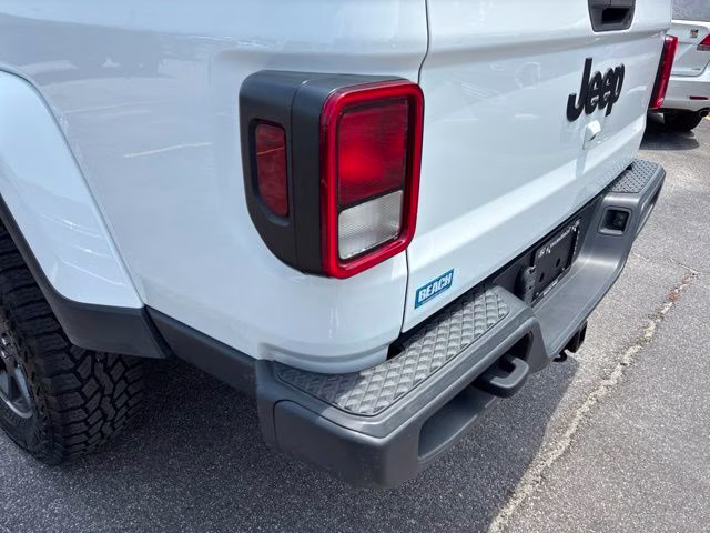 2021 Bright White Clearcoat Jeep Gladiator Overland 4X4 Truck