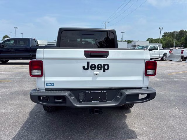 2021 Bright White Clearcoat Jeep Gladiator Overland 4X4 Truck