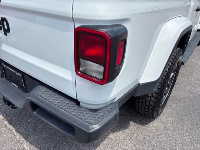 2021 Bright White Clearcoat Jeep Gladiator Overland 4X4 Truck