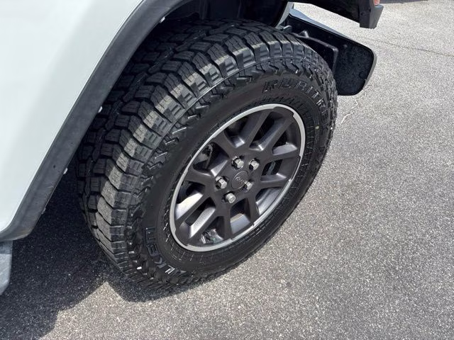 2021 Bright White Clearcoat Jeep Gladiator Overland 4X4 Truck