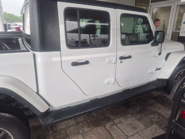 2021 Bright White Clearcoat Jeep Gladiator Overland 4X4 Truck
