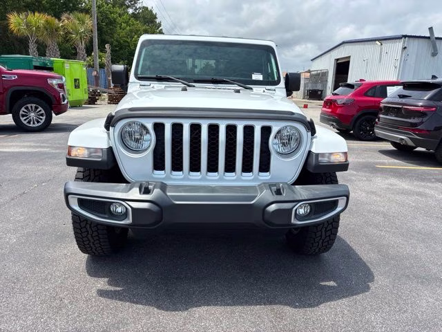 2021 Bright White Clearcoat Jeep Gladiator Overland 4X4 Truck