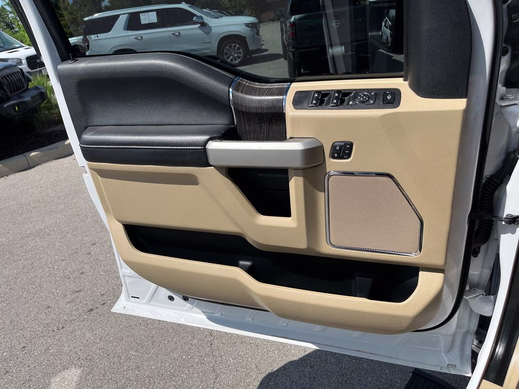 2020 Oxford White Ford Super Duty F-250 SRW Lariat 4X4 Truck