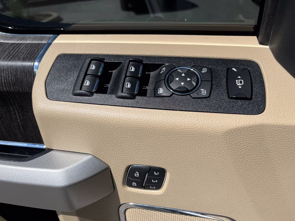 2020 Oxford White Ford Super Duty F-250 SRW Lariat 4X4 Truck