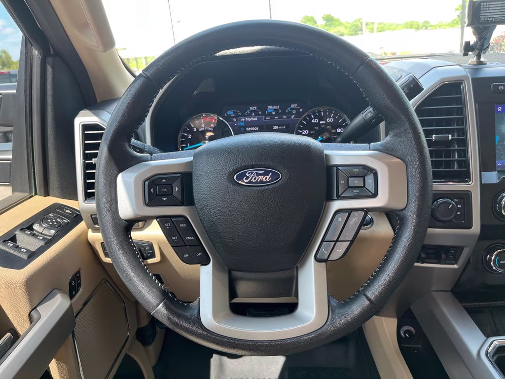 2020 Oxford White Ford Super Duty F-250 SRW Lariat 4X4 Truck