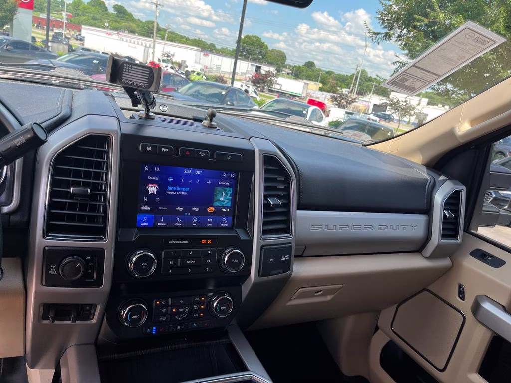 2020 Oxford White Ford Super Duty F-250 SRW Lariat 4X4 Truck