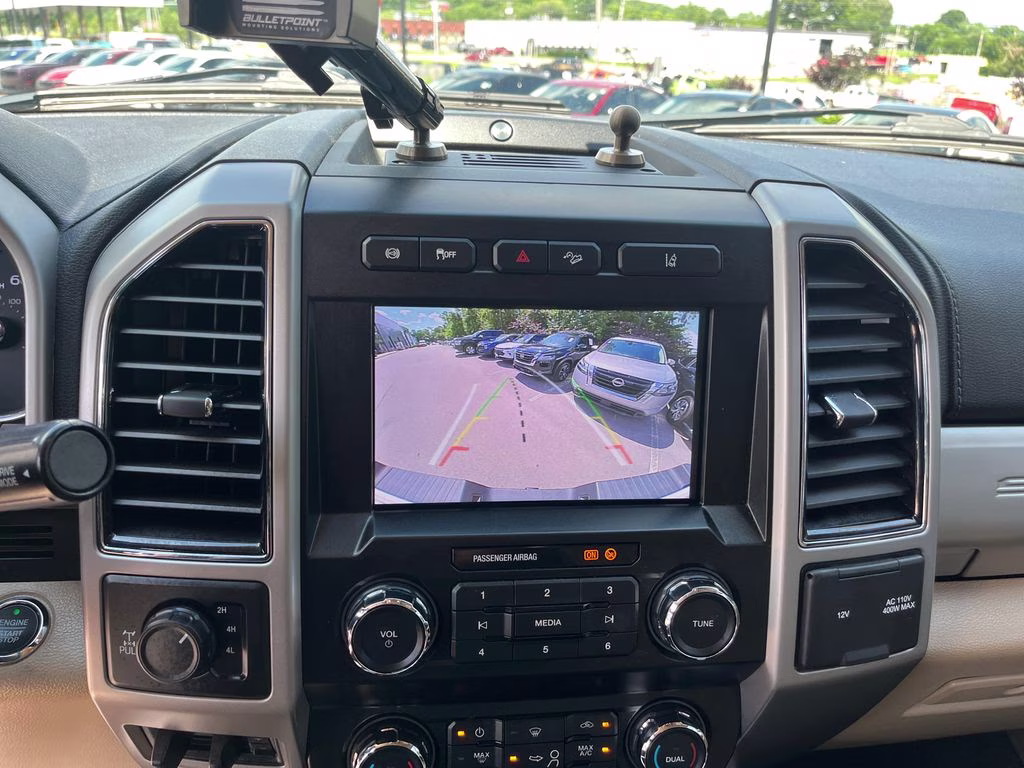 2020 Oxford White Ford Super Duty F-250 SRW Lariat 4X4 Truck