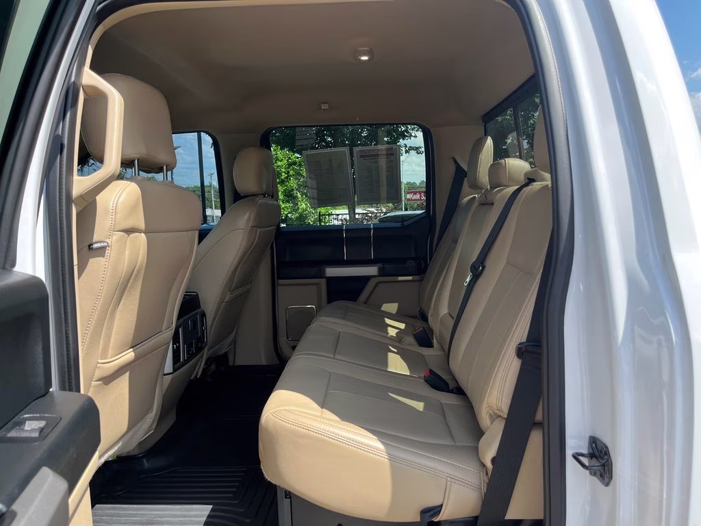 2020 Oxford White Ford Super Duty F-250 SRW Lariat 4X4 Truck