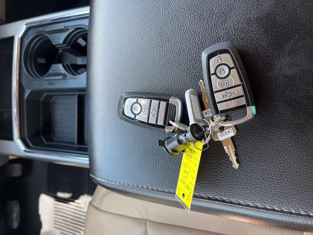 2020 Oxford White Ford Super Duty F-250 SRW Lariat 4X4 Truck