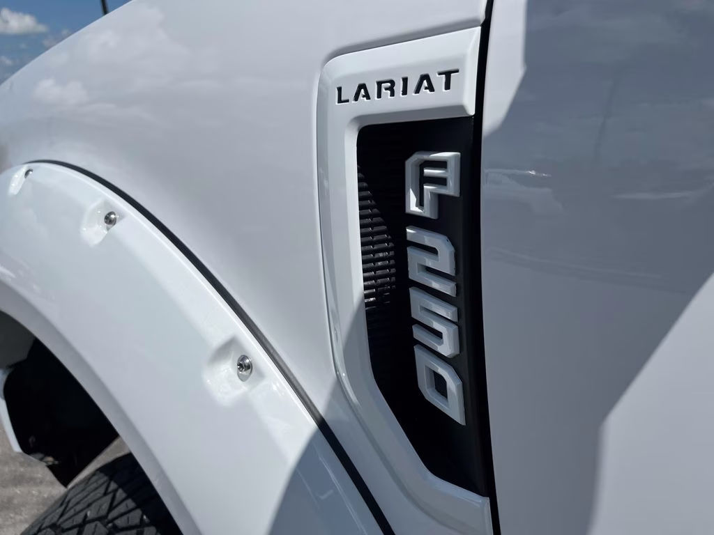 2020 Oxford White Ford Super Duty F-250 SRW Lariat 4X4 Truck