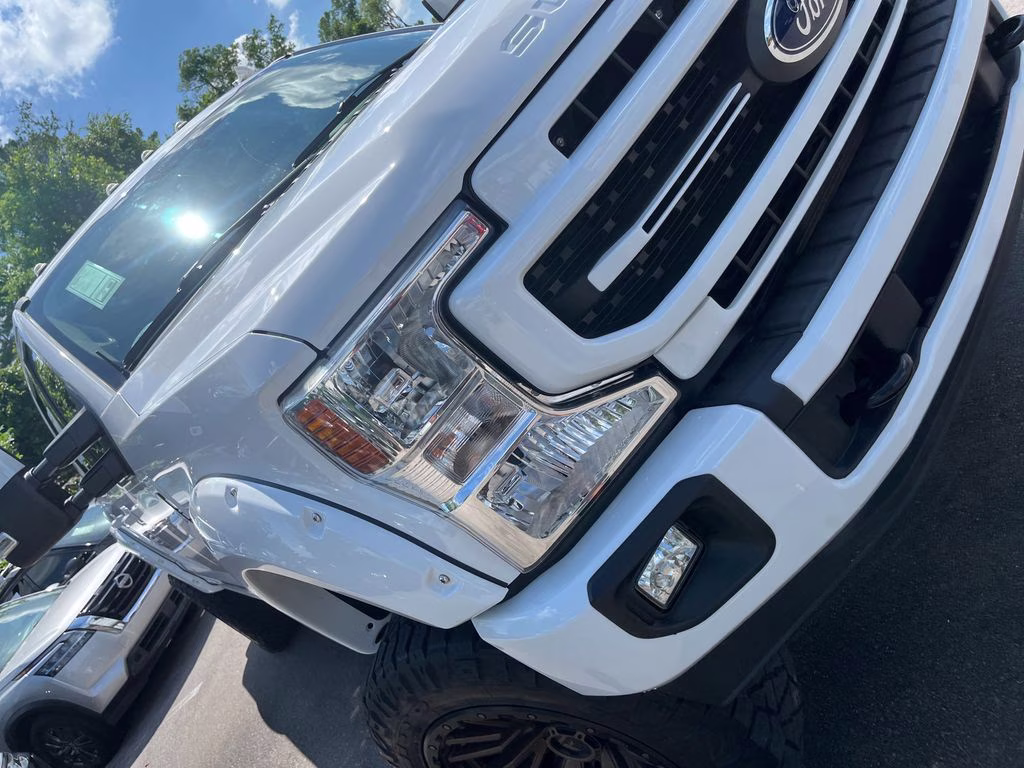 2020 Oxford White Ford Super Duty F-250 SRW Lariat 4X4 Truck