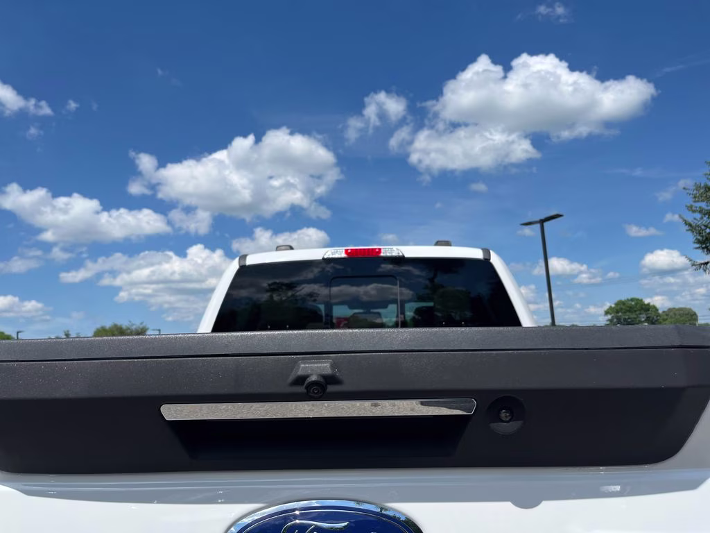 2020 Oxford White Ford Super Duty F-250 SRW Lariat 4X4 Truck
