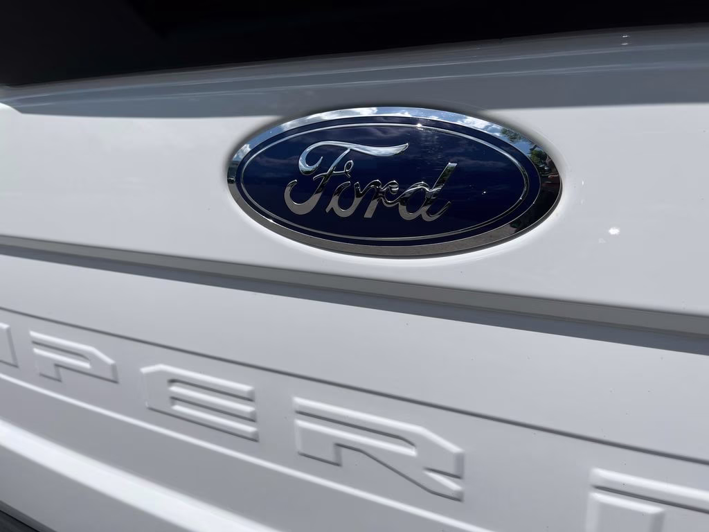 2020 Oxford White Ford Super Duty F-250 SRW Lariat 4X4 Truck