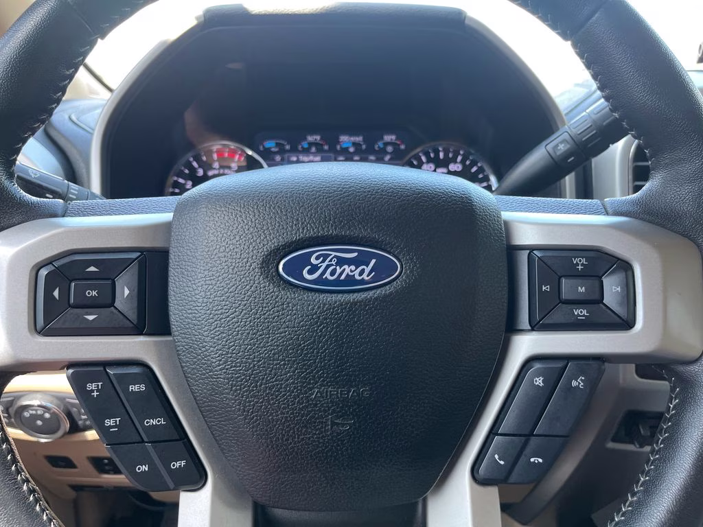 2020 Oxford White Ford Super Duty F-250 SRW Lariat 4X4 Truck