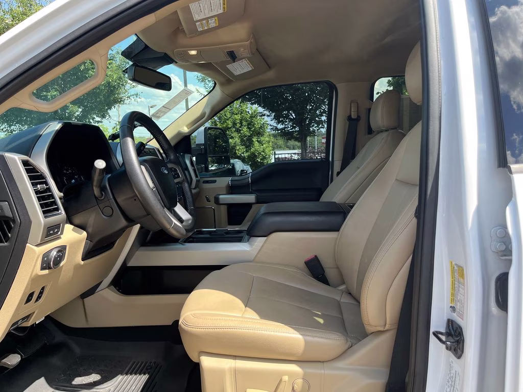 2020 Oxford White Ford Super Duty F-250 SRW Lariat 4X4 Truck