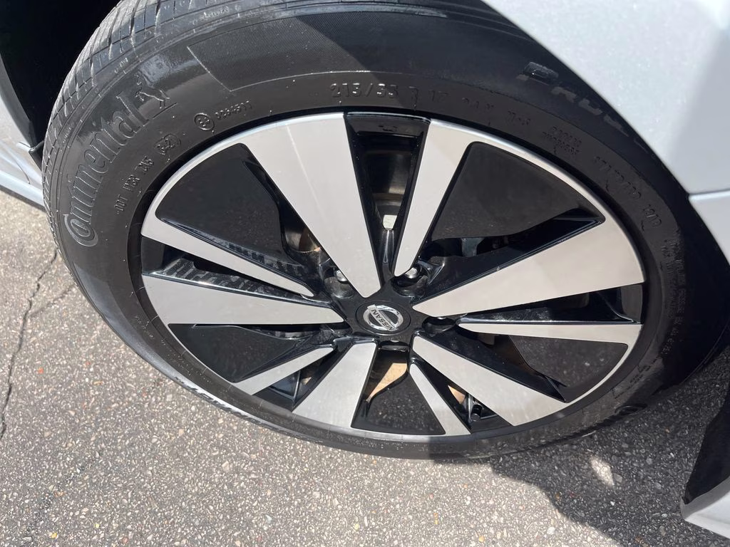 2021 Brilliant Silver Metallic Nissan Altima 2.5 SL FWD Sedan