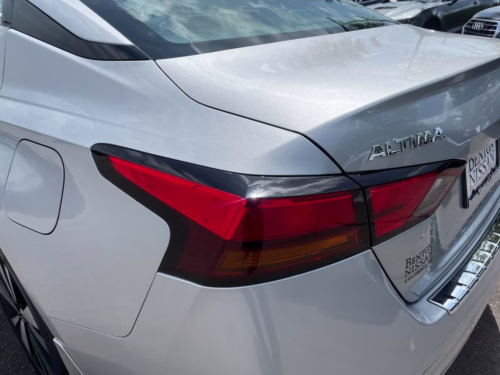2021 Brilliant Silver Metallic Nissan Altima 2.5 SL FWD Sedan