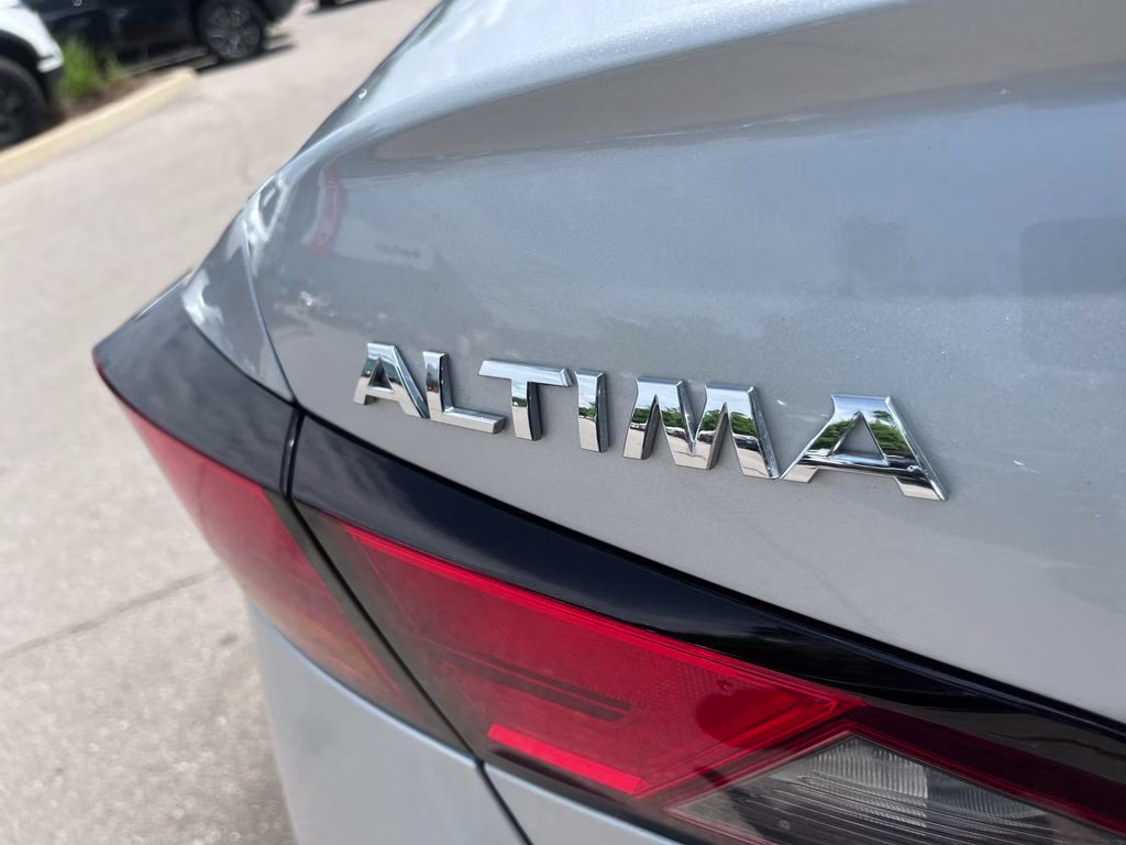 2021 Brilliant Silver Metallic Nissan Altima 2.5 SL FWD Sedan