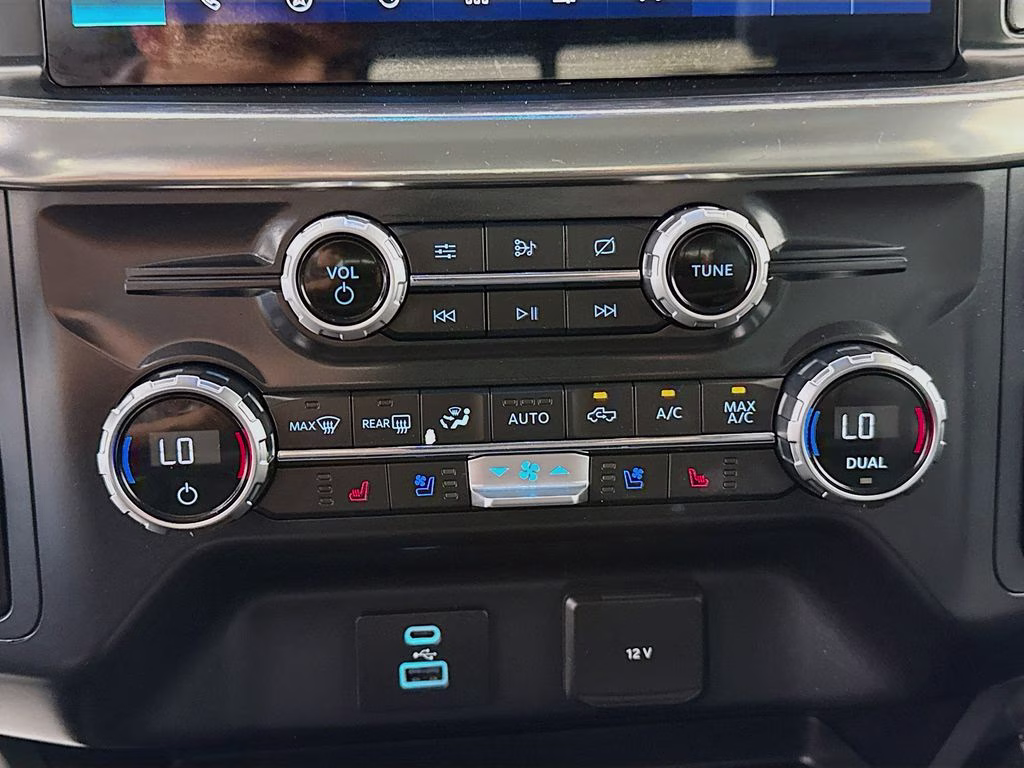 2021 Oxford White Ford F-150 Lariat 4X4 Truck