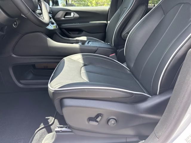 2027 Bright White Clearcoat Chrysler Pacifica Limited FWD Van