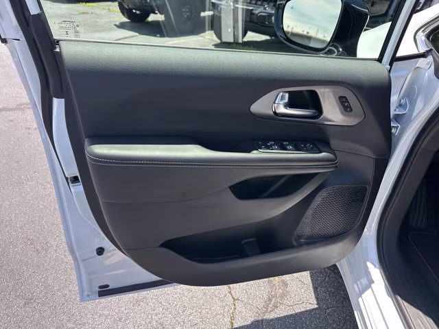 2027 Bright White Clearcoat Chrysler Pacifica Limited FWD Van