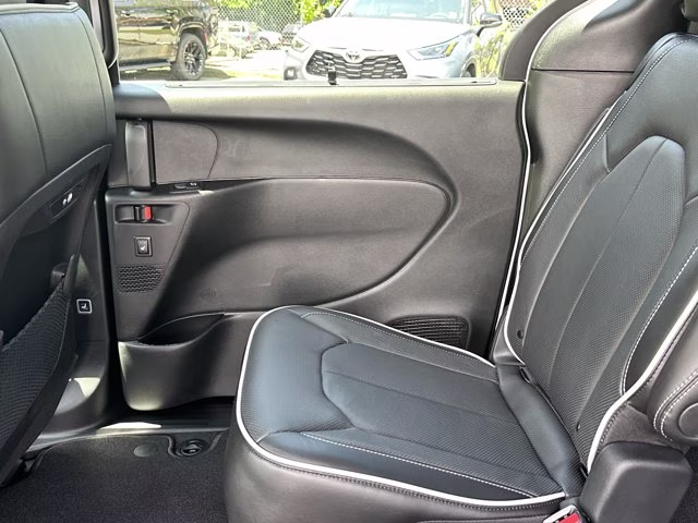 2027 Bright White Clearcoat Chrysler Pacifica Limited FWD Van
