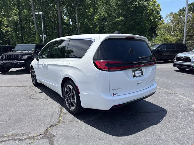 2027 Bright White Clearcoat Chrysler Pacifica Limited FWD Van