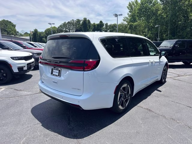 2027 Bright White Clearcoat Chrysler Pacifica Limited FWD Van