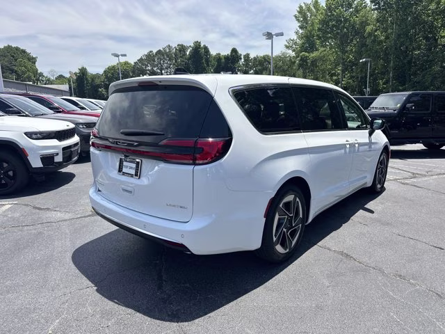 2027 Bright White Clearcoat Chrysler Pacifica Limited FWD Van