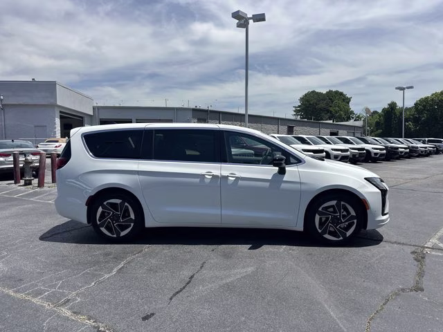 2027 Bright White Clearcoat Chrysler Pacifica Limited FWD Van