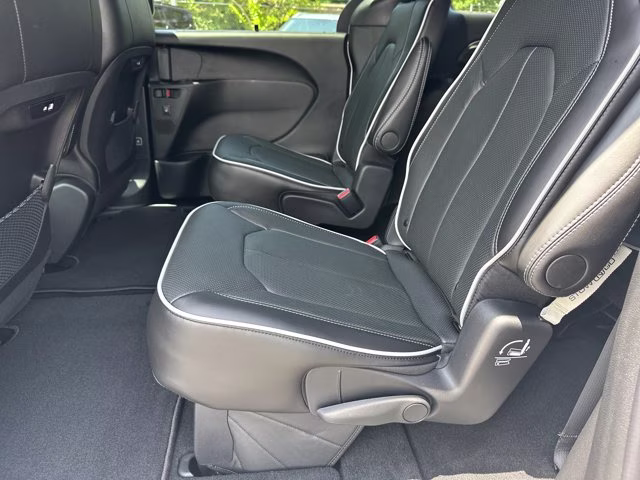 2027 Bright White Clearcoat Chrysler Pacifica Limited FWD Van