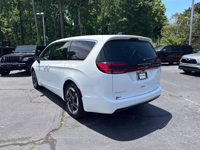 2027 Bright White Clearcoat Chrysler Pacifica Limited FWD Van