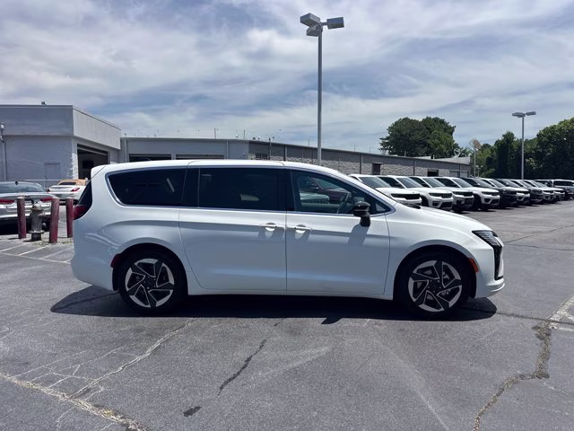 2027 Bright White Clearcoat Chrysler Pacifica Limited FWD Van