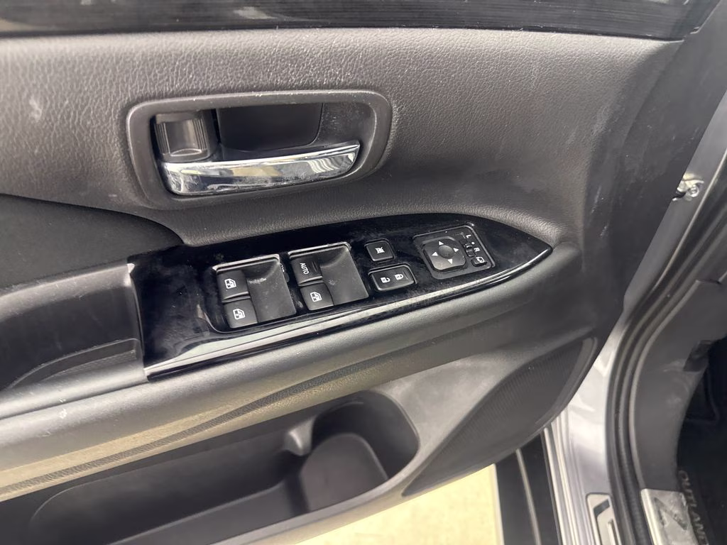 2018 Mercury Gray Metallic Mitsubishi Outlander LE FWD SUV